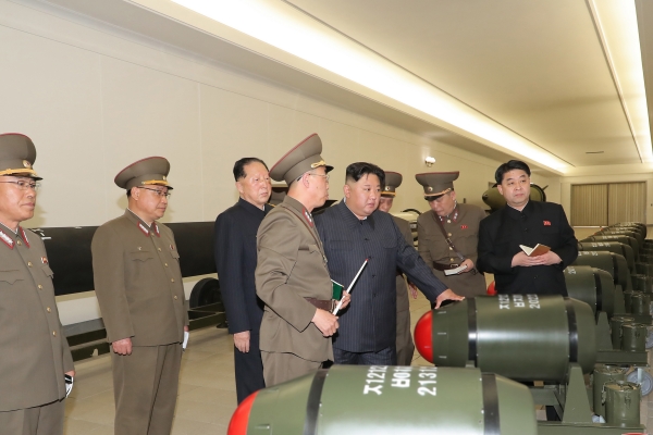 김정은 북한 국무위원장이 핵무기병기화사업을 지도하고 핵반격작전계획과 명령서를 검토했다고 조선중앙통신이 3월 28일 보도했다. | 연합뉴스