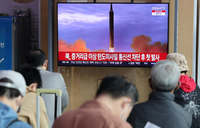  북한이 중거리급 이상 탄도미사일을 발사한 13일 오전 서울역 대합실에 관련 뉴스가 나오고 있다. 2023.4.13 | 연합뉴스