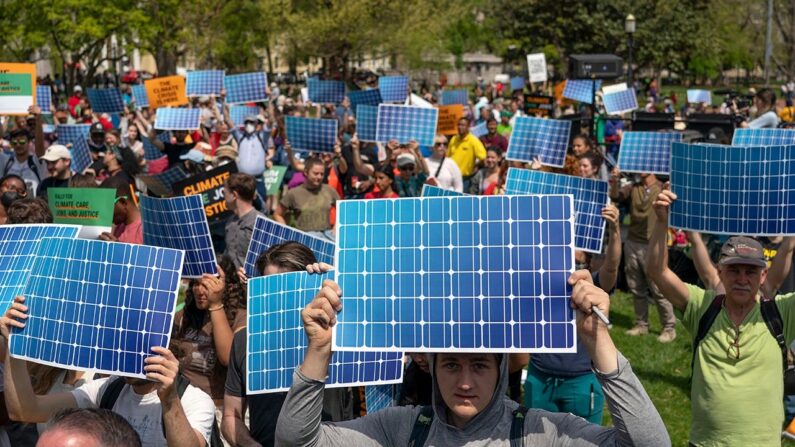 2022.04.23(현지 시간) 워싱턴 DC 라파예트 광장에서 열린 지구의 날 기념 집회에서 활동가들이 태양 전지판을 복사한 인쇄물을 펼치고 있다. | Gemunu Amarasinghe/AP=연합