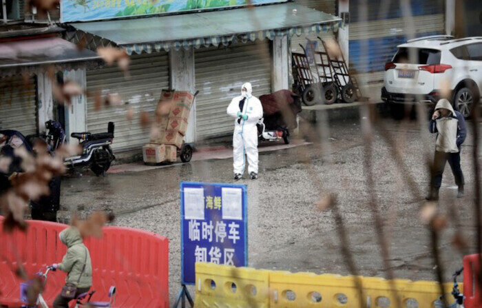 중공 바이러스 감염증(코로나19) 진원지로 알려진 중국 후베이성 우한의 한 시장에서 보호복을 착용한 한 작업자가 방역활동을 하고 있다. | 연합뉴스 제공