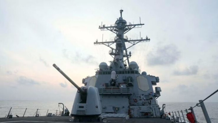 미 해군이 알레이버크급 유도미사일 구축함 밀리우스호가 남중국해의 미공개 장소에서 훈련하고 있다. | 로이터/연합뉴스