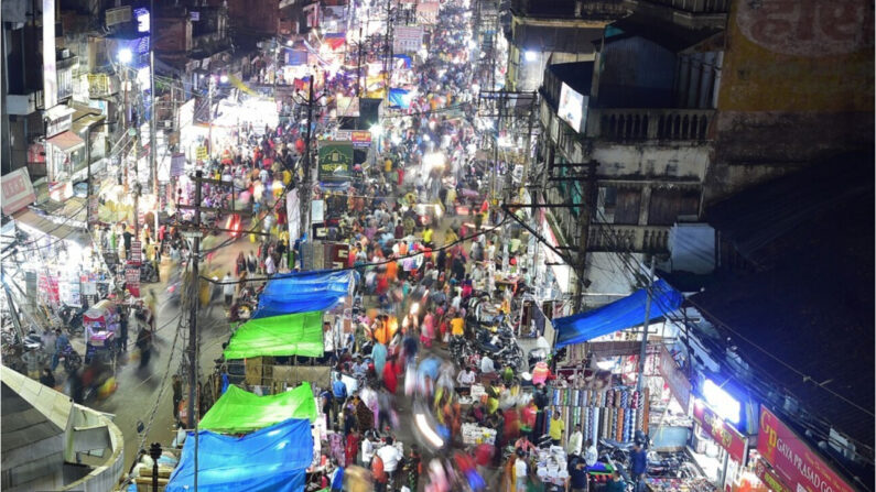 인파로 붐비는 인도 북부 알라하바드의 시장 거리. | AFP/연합뉴스