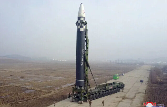 북한이 지난 3월24일 김정은 국무위원장의 지도 아래 신형 대륙간탄도미사일(ICBM) ‘화성-17형’ 시험발사를 단행했다고 조선중앙통신이 25일 보도했다. | 연합뉴스