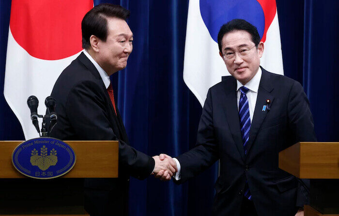 한국의 윤석열 대통령과 일본의 기시다 후미오 총리가 악수하고 있는 모습. | 연합뉴스