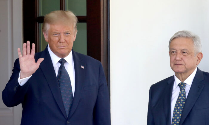 지난 2020년 7월 8일(현지기간) 도널드 트럼프 당시 미국 대통령(왼쪽)이 백악관에서 안드레스 마누엘 로페스 오르라도르 멕시코 대통령을 맞고 있다. | 로이터/연합
