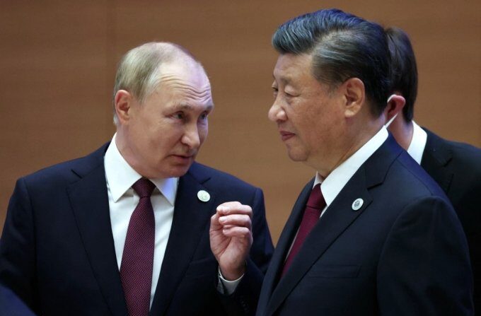 블라디미르 푸틴 러시아 대통령(왼쪽)이 2022.09.15(현지시간) 우즈베키스탄 사마르칸트에서 열린 상하이협력기구(SCO) 정상회의에서 시진핑 중국 공산당 총서기(오른쪽)와 대화하고 있다. | 연합뉴스