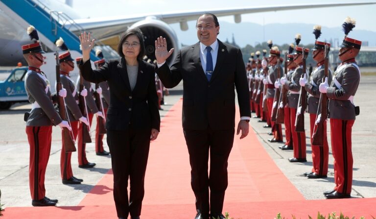 과테말라시티에 도착하여 과테말라 외교부 장관(우)과 함께 의장대를 사열하는 차이잉원 총통. | AFP/연합뉴스,