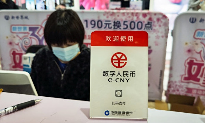 2021년 3월 8일 상하이의 한 쇼핑몰에 디지털 위안화(e-CNY) 사용을 환영한다는 안내판이 설치돼 있다. | STR/AFP/연합