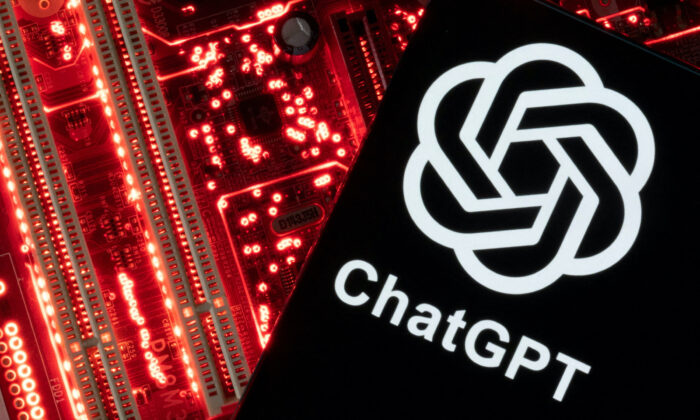 ChatGPT 로고가 표시된 스마트폰이 컴퓨터 메인보드 위에 놓여 있는 모습 | Dado Ruvic/Reuters=연합