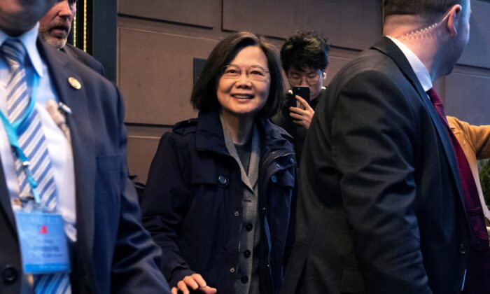 차이잉원 대만 총통이 지난달 29일(현지시간) 미국 뉴욕의 호텔에서 나오고 있다. | AP/연합뉴스