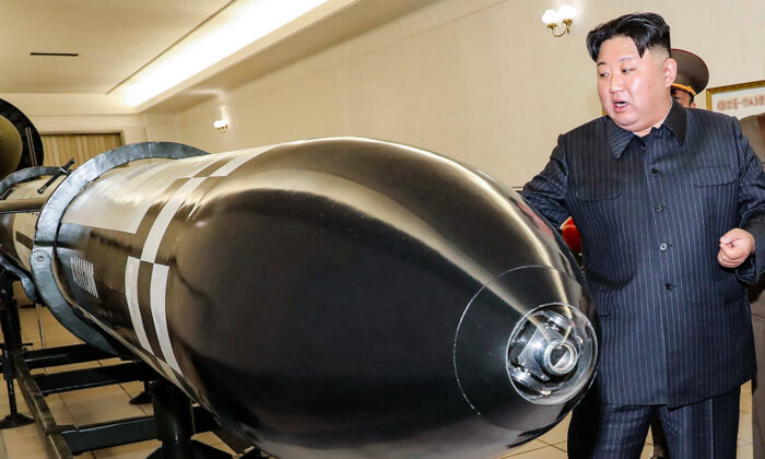 23.03.27 김정은 북한 국무위원장이 미사일이나 로켓 발사대에 장착할 수 있는 탄두가 전시된 장소를 시찰하고 있다. | 조선중앙통신, AP통신=연합