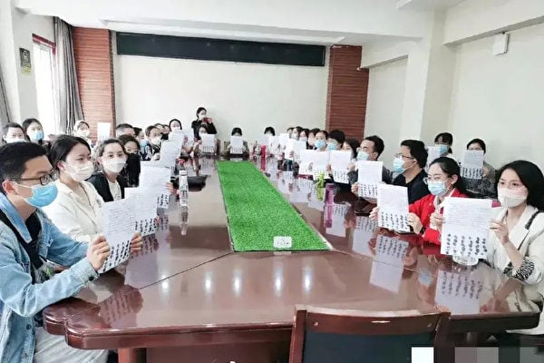 중국 허난성 싼먼샤시의 한 학교 교사 34명이 4년간 체불된 임금 지불을 요청하며 항의서한을 발표했다. 사진은 해당 교사들이 서한을 직접 들고 있는 장면. | 웨이보
