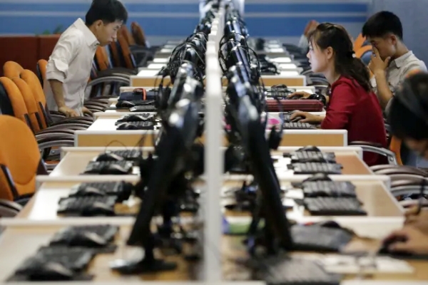 북한 주민들이 평양 과학기술전당에서 컴퓨터를 사용하고 있다. | AP/연합뉴스
