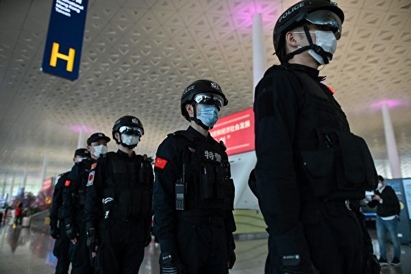2020년 4월 8일 우한시 경찰이 톈허공항에서 경비를 서고 있는 모습. | Hector Retamal/AFP/연합