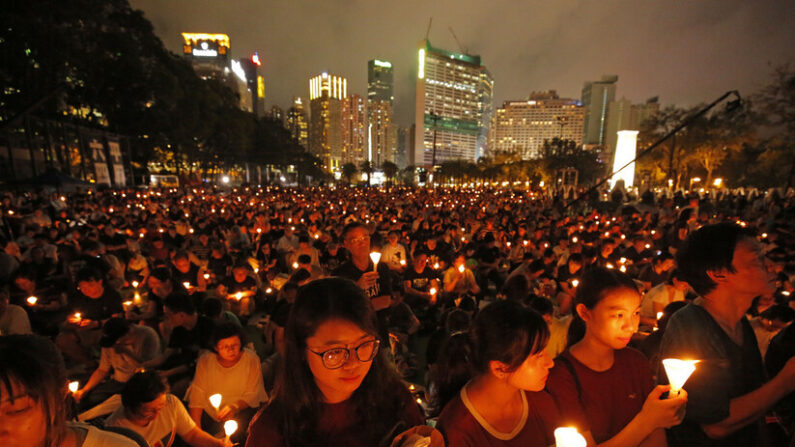 2019년 6월 4일 저녁 홍콩 빅토리아 공원에서 열린 톈안먼(천안문) 6·4 항쟁 30주년 추모 집회에 참석한 홍콩 시민들이 촛불을 들고 있다. | AP=연합뉴스