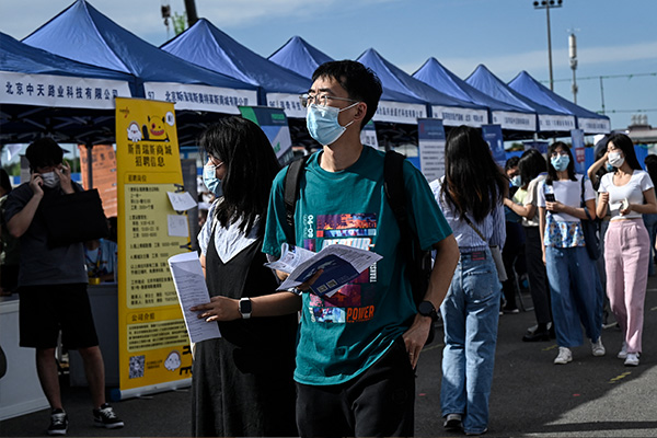2022년 8월 베이징의 한 고용 박람회에 참석해 일자리를 구하는 중국 졸업생들의 모습. | JADE GAO/AFP via Getty Image=연합