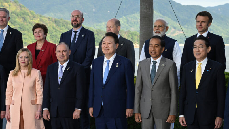 G7 의장국인 일본 초청에 따른 참관국(옵서버) 자격으로 G7 정상회의 참석한 윤석열 대통령이 20일 일본 히로시마 그랜드 프린스 호텔에서 열린 G7 정상회의에서 주요 7개국 정상 등과 기념촬영을 하고 있다. | 연합