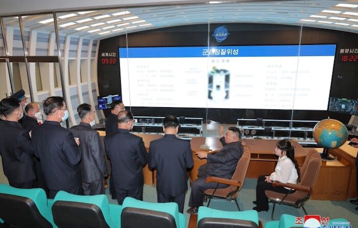 김정은 북한 국무위원장이 지난 4월 18일 국가우주개발국을 현지 지도했다고 조선중앙통신이 4월 19일 보도했다. | 사진=조선중앙통신