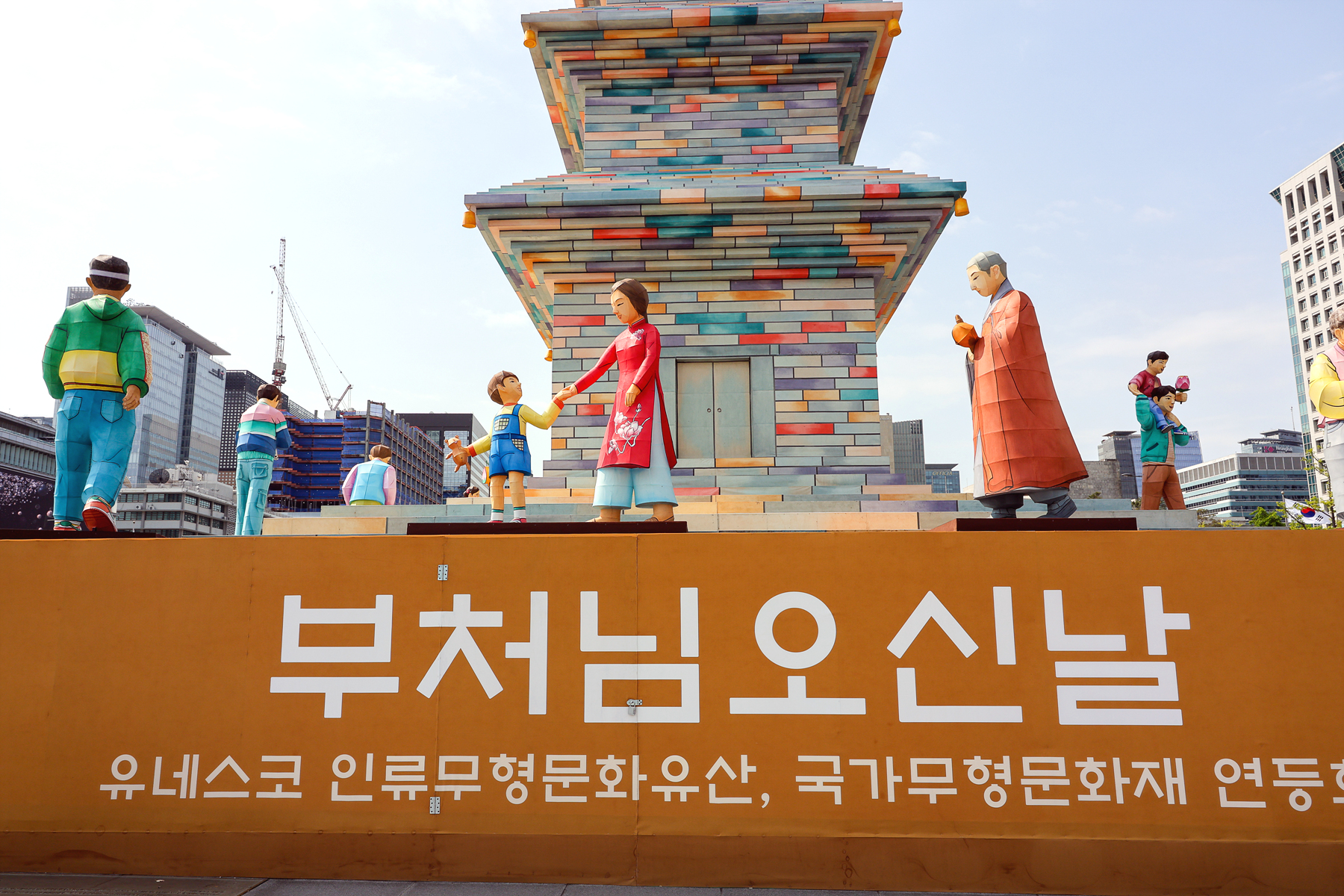 [포토] 부처님오신날 맞아 광화문광장에 ‘수마노탑등’ 27일까지 불 밝혀
