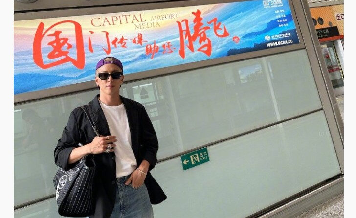 중국 베이징 도착 후 기념 사진을 찍은 정용화. 그의 방송 출연은 돌연 취소됐다. | 정용화 SNS.