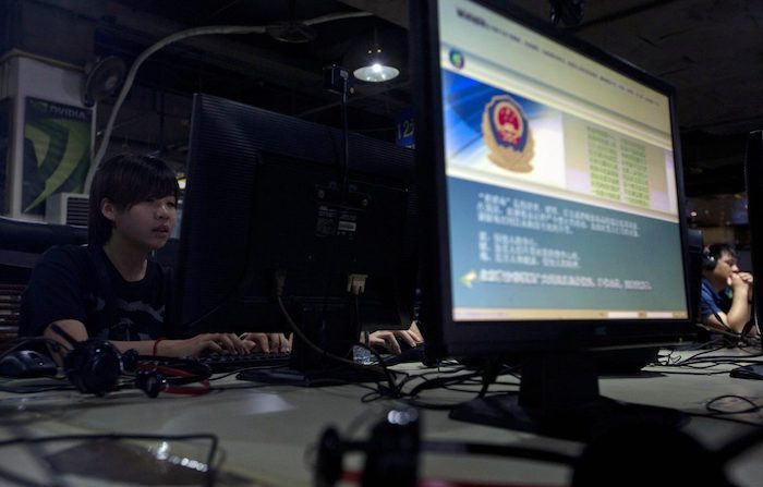 중국 베이징의 한 인터넷 카페에 설치된 컴퓨터 모니터에 만리방화벽 화면이 표시되고 있다. 해당 화면에는 올바른 인터넷 사용을 안내했다. | Ng Han Guan/AP/연합뉴스