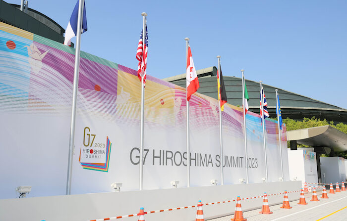 일본 히로시마 평화기념공원에 G7 정상회의에 참가하는 국가들의 국기가 게양돼 있다. 2023.5.18 | UPI/연합뉴스