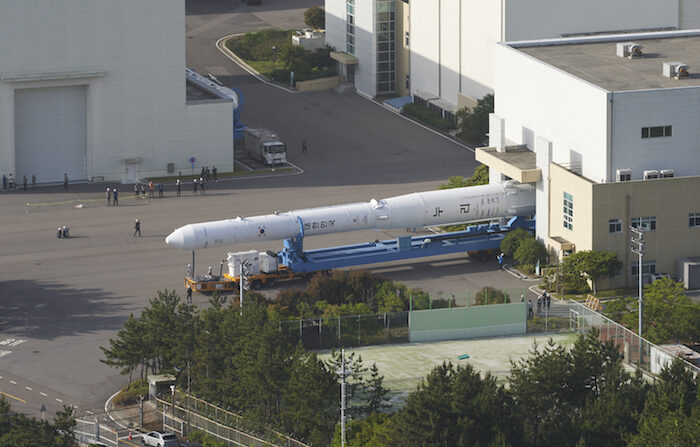 한국형 발사체 누리호(KSLV-Ⅱ)가 3차 발사를 하루 앞둔 23일 오전 전남 고흥군 나로우주센터 발사체조립동에서 발사대로 이송되고 있다. 2023.5.23 | 한국항공우주연구원 제공