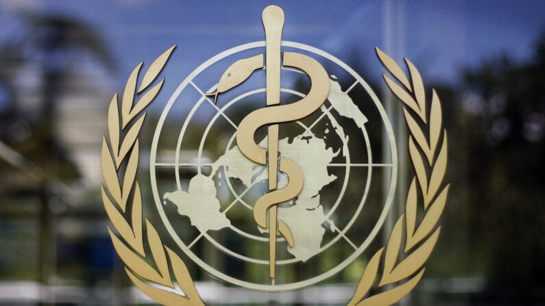 스위스 제네바에 위치한 세계보건기구(WHO) 본부 청사에 설치된 WHO 로고가 보인다. 2009.6.11 | AP/연합뉴스