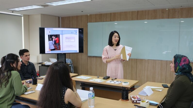 서울 세종학당에서 유학생들이 한국어 수업을 받고 있는 모습 | 세종학당재단