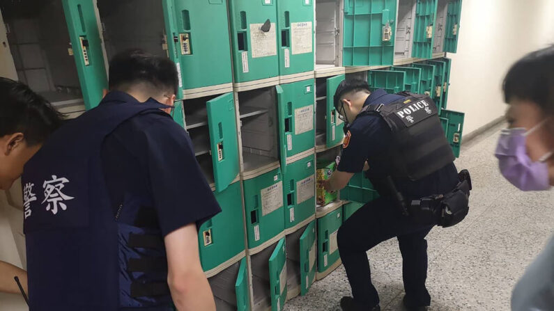 대만 타오위안 국립중앙대 캠퍼스에서 경찰이 폭발물을 수색하고 있다. | CNA.