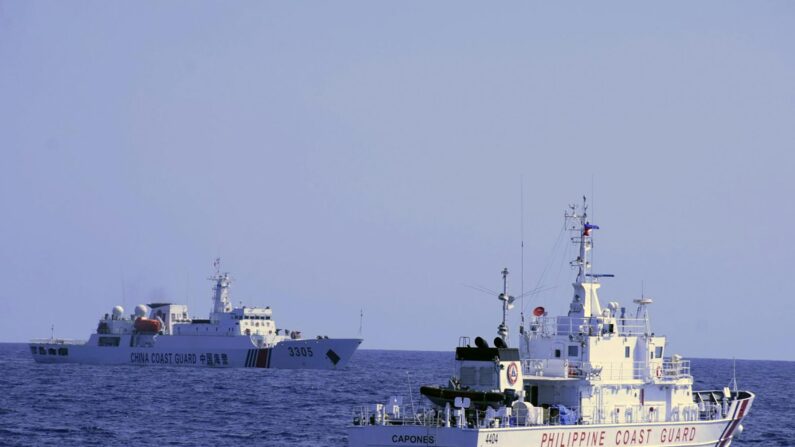 필리핀 해안경비정의 진로를 방해하는 중국해안경비함. | AFP/연합뉴스.