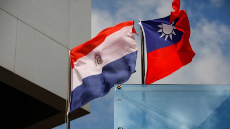 주파라과이 대만대사관에 게양된 파라과이 국기와 대만 국기. | AFP/연합뉴스.