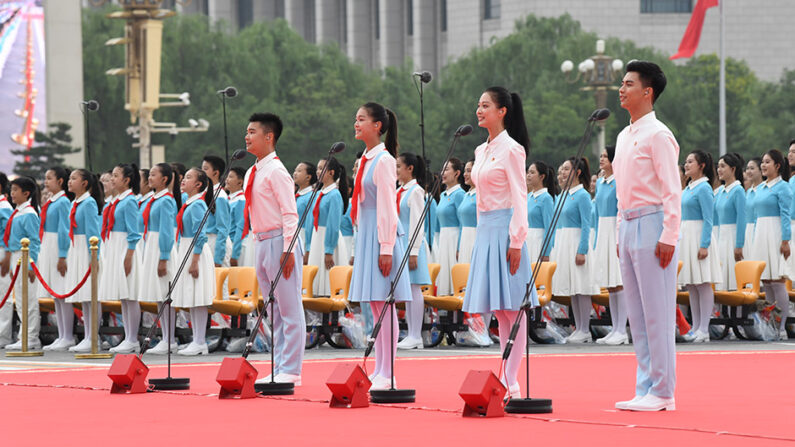 2021년 7월 1일 중국 공산당 창당 100주년 기념식에서 당에 대한 충성을 맹세하는 공청단 단원들. | 신화사/연합뉴스.