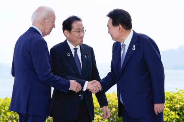윤석열 대통령(우)과 조 바이든 미국 대통령(좌), 기시다 후미오 일본 총리가 5월 21일 히로시마 주요 7개국( G7 ) 정상회의를 계기로 히로시마에서 열리는 3국 정상회담을 위해 만나 인사를 나누고 있다. | AP/연합뉴스