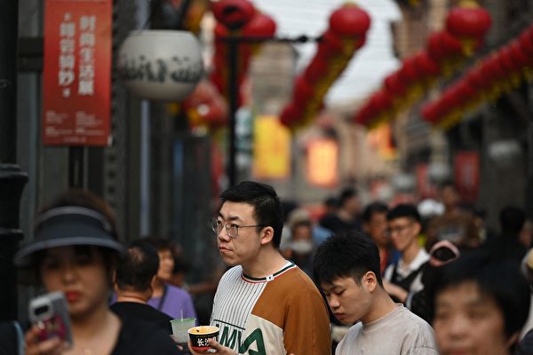 중국 베이징의 한 쇼핑가를 사람들이 지나고 있다. 2023.5.3 |  GREG BAKER/AFP via Getty Images/연합뉴스