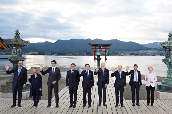 주요 7개국(G7) 정상회의 개막일인 19일 G7 정상들이 일본 이쓰쿠시마 신사에서 기념촬영을 하고 있다. 왼쪽부터 샤를 미셸 유럽연합(EU) 정상회의(이사회) 상임의장, 조르자 멜로니 이탈리아 총리, 쥐스탱 트뤼도 캐나다 총리, 에마뉘엘 마크롱 프랑스 대통령, 기시다 후미오 일본 총리, 조 바이든 미국 대통령, 올라프 숄츠 독일 총리, 리시 수낵 영국 총리, 우르줄라 폰데어라이엔 EU 집행위원장. | Stefan Rousseau - Pool/Getty Images