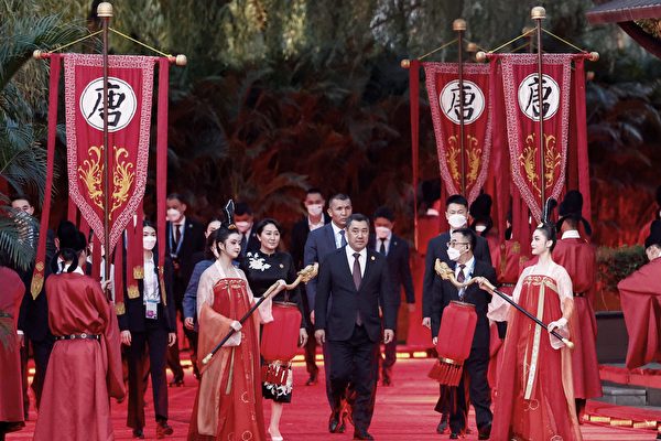 18일 중국 산시성 시안에서 열린 중국 중앙아시아 5국 정상회의 환영 행사에 키르기스스탄 대통령 내외가 도착하자 영접원들이 용무늬 등불을 들고 안내하고 있다. | 연합뉴스