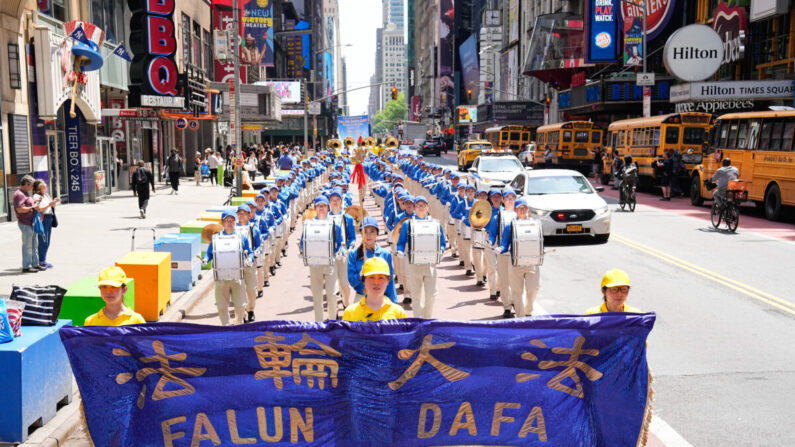 2023년 5월 12일(현지시간) '세계 파룬따파의 날'(5월 13일)을 하루 앞둔 가운데 미국 뉴욕 맨해튼 중심가에서 파룬궁 수련자와 그 지지자들이 기념 퍼레이드를 열고 있다. | 다이 빙/에포크타임스