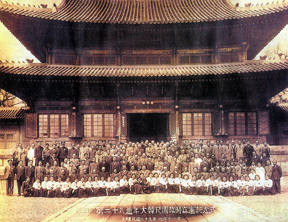 1919년 4월 11일 상하이 임시정부는 미래 건설될 나라의 정체를 ‘민주공화제’로 정했다. 1947년 4월 11일 임시정부 관계자들은 창덕궁 인정전에서 임시헌장 선포 제28주년 기념식을 거행했다. | 연합뉴스