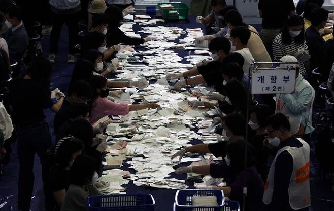 제8회 전국동시지방선거일인 지난 6월1일 오후 서울 동대문구 체육관에서 개표작업이 진행되고 있다. | 연합