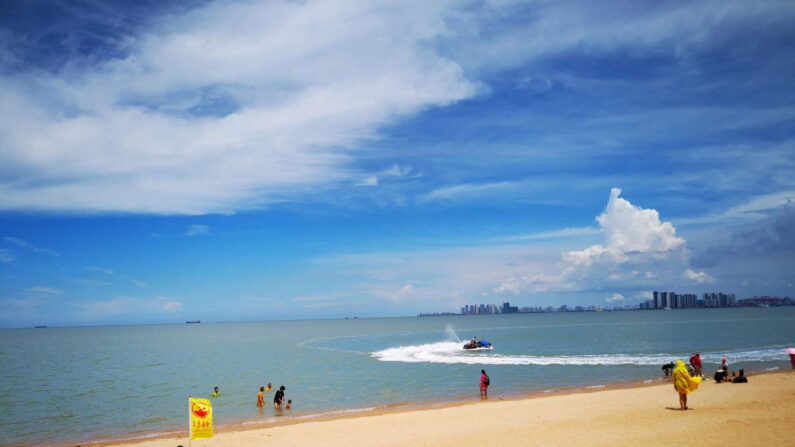 중국 남부 하이난다오의 한 해변. | 웨이보