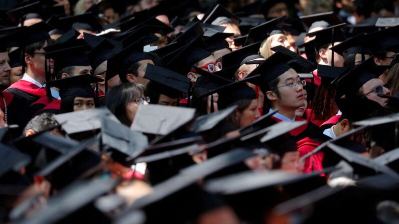 미국 하버드대학의 제376회  졸업식 장면. 아시아계 학생들의 모습이 보인다. | 로이터/연합