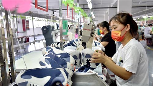 중국 신발 제조업체 생산라인. | 연합