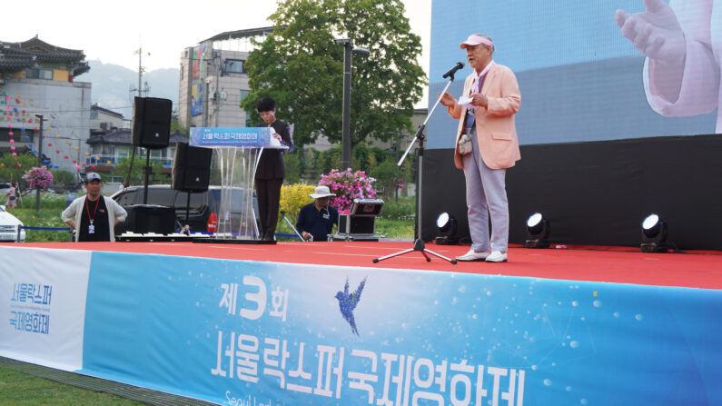 6월 1일 서울 종로구 열린송현공원 특설 무대에서 열린 제3회 락스퍼국제영화제(SLIFF) 개막식에서 이장호 SLIFF 집행위원장이 환영사를 하고 있다. | 이유정/에포크타임스