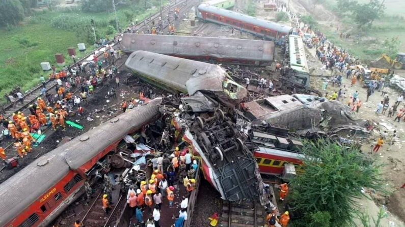 2일 인도 동부서 발생한 열차 충돌 관련 사고 현장. | AP/연합
