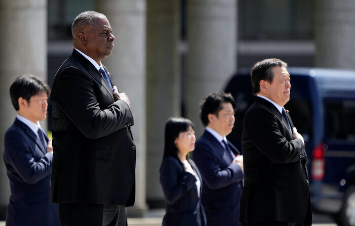 로이드 오스틴 미국 국방장관(왼쪽)과 하마다 야스카즈 일본 방위상이 1일 일본 도쿄에서 회담 전 의례를 진행하고 있다.| 로이터/연합