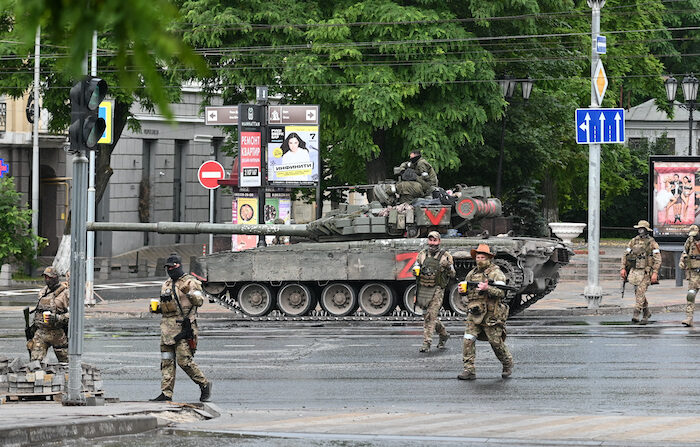바그너 그룹 소속 민간인 용병들이 2023년 6월 24일 러시아 남부 로스토프나도누에 있는 남부 군관구 사령부 근처에서 이동하고 있다. | 로이터/연합