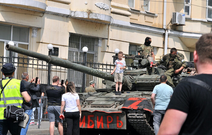 러시아 남부 로스토프나도누에 있는 군사기자를 장악한 바그너 그룹 소속 병사와 탱크 주변에서 시민들이 기념사진을 찍고 있다. | Arkady Budnitsky/UPI/연합