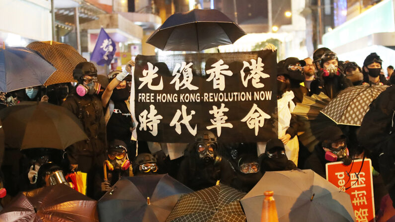 '광복 홍콩 시대 혁명' 구호가 적힌 피켓을 들고 시위하는 홍콩 시민들. | 연합뉴스.