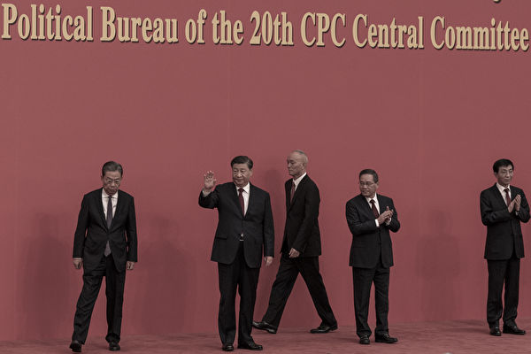 2022년 10월 23일, 중국 베이징 인민대회당에서 시진핑(習近平·왼쪽에서 두 번째), 자오러지(趙樂際·왼쪽 끝), 차이치(蔡奇·가운데), 리창(李强·오른쪽에서 두 번째), 왕후닝(王滬寧·오른쪽 끝) 등 중국 공산당 정치국 상무위원들이 중국 내외신 기자 브리핑에 앞서 기념촬영을 하고 있다. | Kevin Frayer/Getty Images